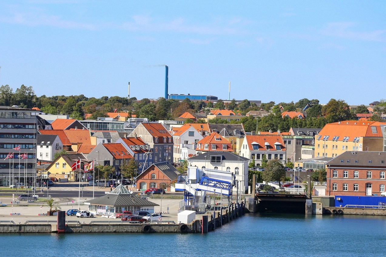 Hafen von Frederikshavn vom Wasser aus mit Anleger und Häusern am Kai