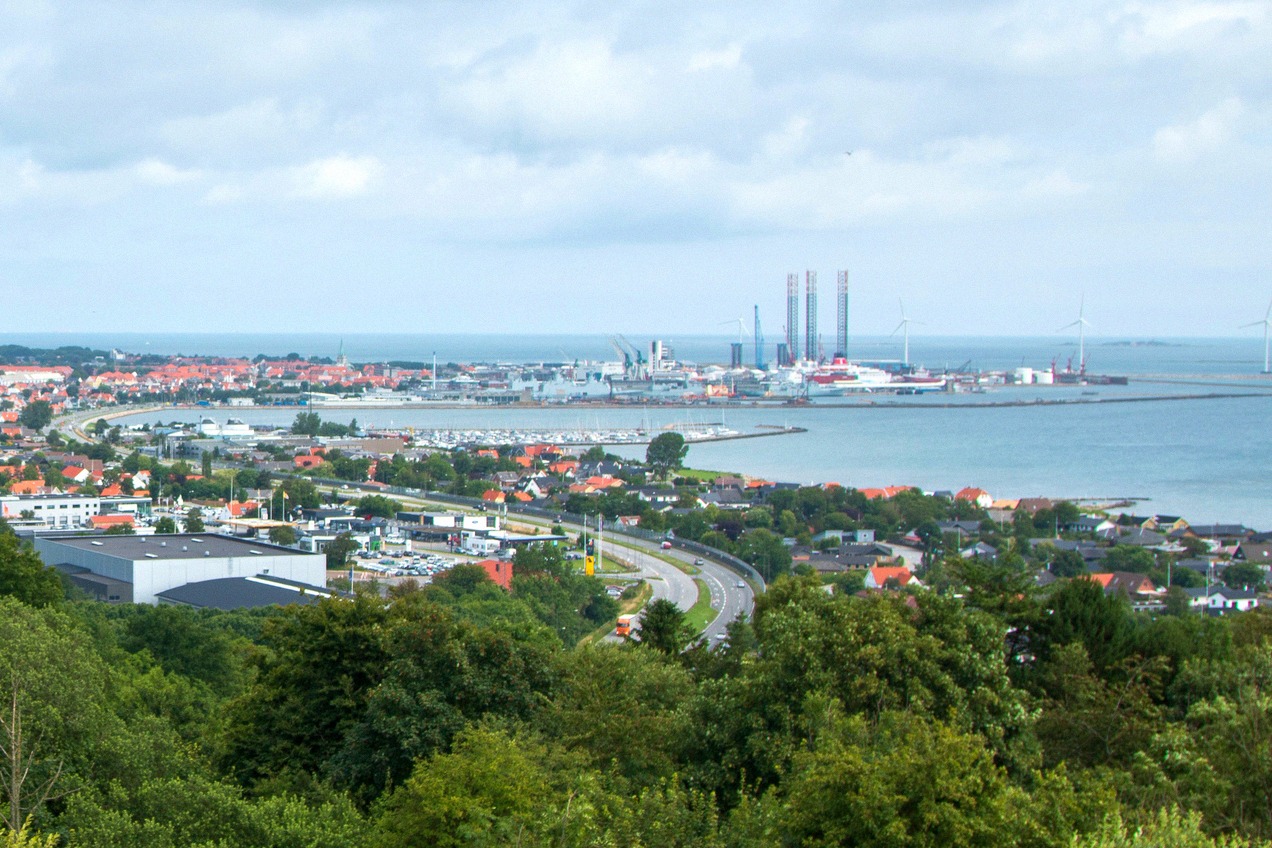 Blick über die Dächer von Frederikshavn auf Hafen und Kattegat unter Wolken