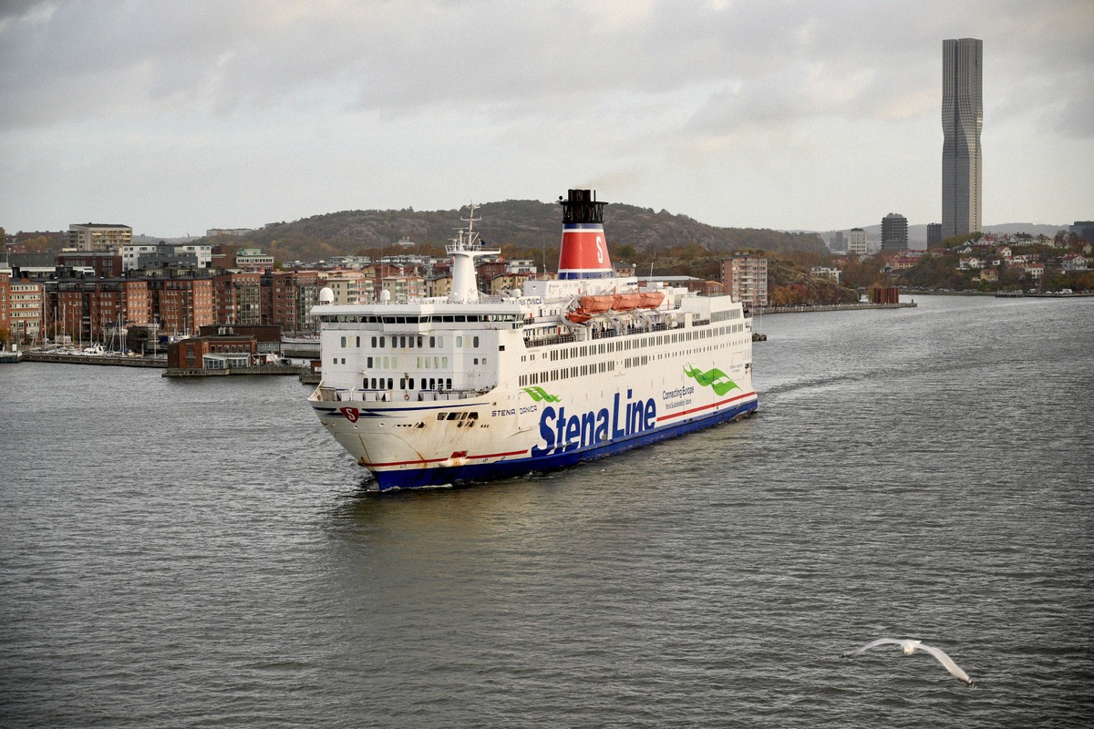 Stena-Line-Fähre auf dem Göta älv vor der Skyline von Göteborg
